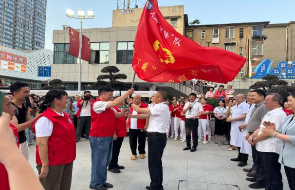 “志愿红”点亮株洲市人民医院中医夜市